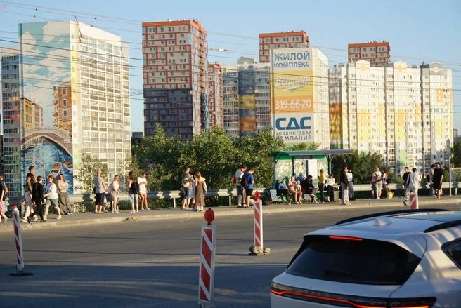 На остановках скопилось огромное количество горожан | Источник: Александр Ощепков / NGS.RU