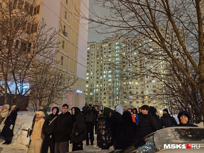 Толпа людей у дома, где взорвался газовый баллон | Источник: Игорь Мещанев / MSK1.RU