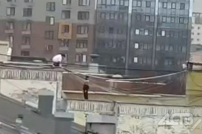 Подростки забрались на крышу дома в Южно-Сахалинске