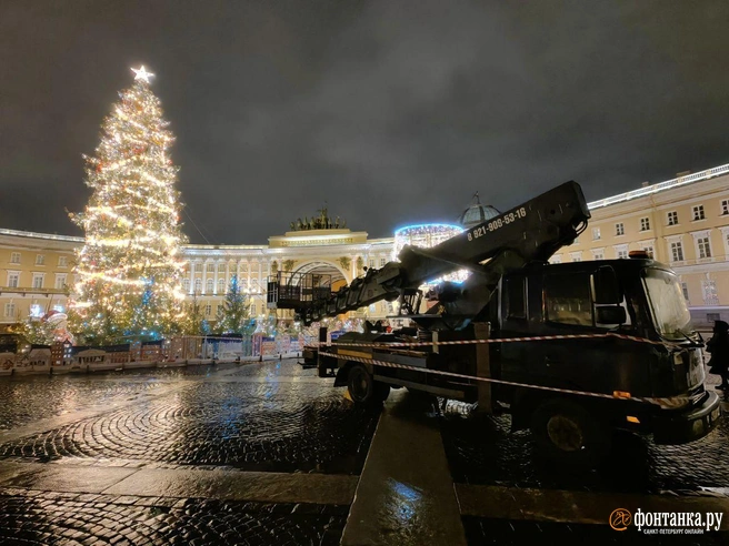 Раз, два, три — ель, не упади. Смотрите, как ветер качает праздничное дерево на Дворцовой | Источник: читатель «Фонтанки»