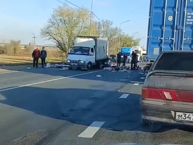 Авария произошла вечером 8 октября в Михайловском районе перед мостом через Медведицу, который сейчас ремонтируют | Источник: Михайловка Онлайн / Vk