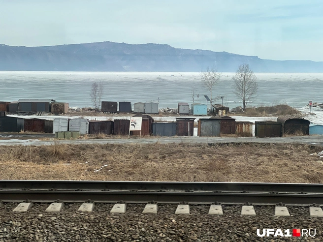 Байкал в районе города Слюдянка из окна поезда | Источник: Андрей Бирюков / UFA1.RU