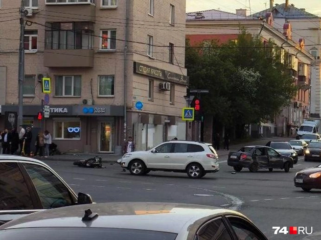У «Гранты» сильно помята дверь и выбиты стекла | Источник: читатель 74.RU