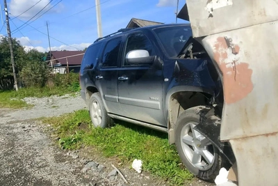 В Екатеринбурге пьяный водитель влетел в гараж, едва не сбив ребёнка