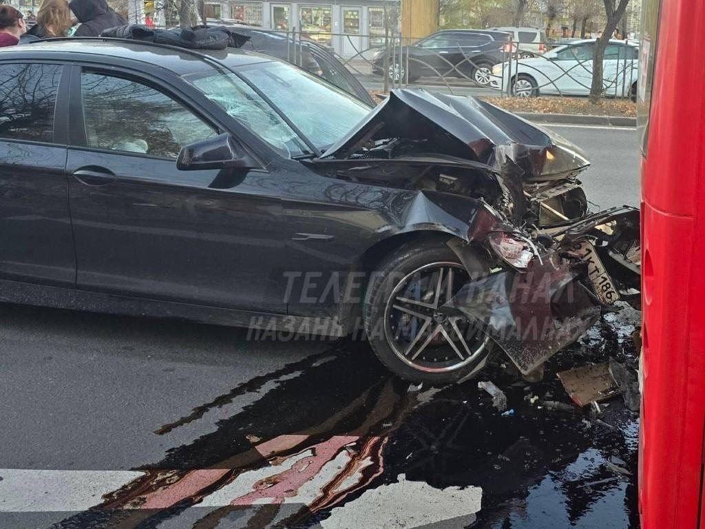 В Казани легковушка влетела в автобус