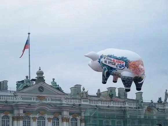 Фирменный знак Pink Floyd — надувная свинья — для пролета в Петербурге «выучила» русский язык | Источник: Дмитрий Олейник / «Фонтанка.ру»