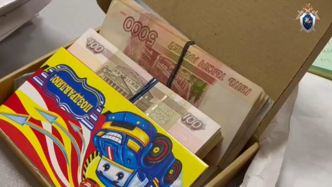 Часть незаконных денег хранились рядом с поздравительными открытками | Источник: ГСУ СК России по Красноярскому краю и РХ / МАХ