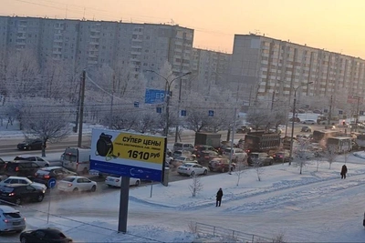 Traffic accident and pipe burst cause massive jam in Severny