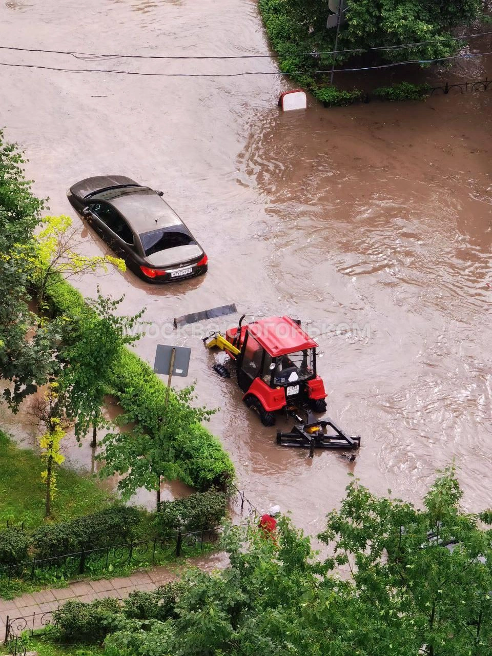 В Москве и области дождь затопил автомобили, они полностью уходят под воду,  многие машины могут получить гидроудар - 26 июля 2023 - МСК1.ру