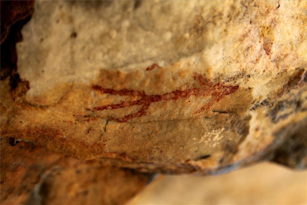 Пещера Эль Кастильо Отпечатки рук. 5000 Летний ботинок найден в пещере. Картинка человек обнаружил случайно пещеру.