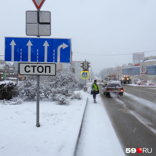 Знаки движения по полосам на Стахановской изменили: из крайней левой полосы убрали возможность повернуть налево со стороны Куйбышева | Источник: Кирилл Хафизов / 59.RU