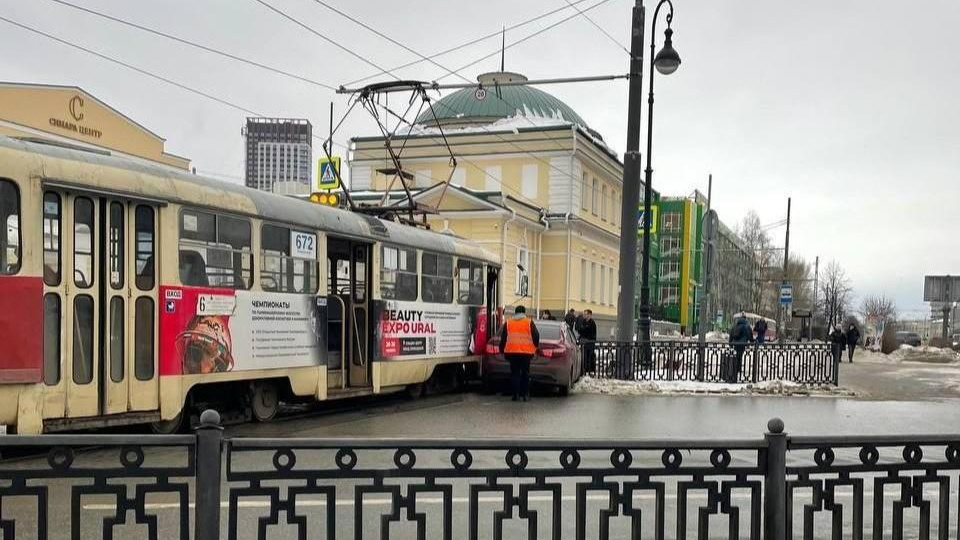 В центре Екатеринбурга трамвай столкнулся с легковушкой. Образовалась пробка: фото