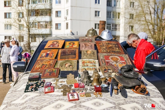 Иконы, медали, ножи, значки, колокола&nbsp;— и это разнообразие товаров только на одном капоте | Источник: Кирилл Поверинов / 76.RU