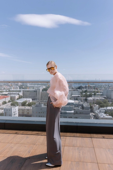 Нежные, воздушные блузы отлично сочетаются с брюками | Источник: архив Татьяны Сулиминой