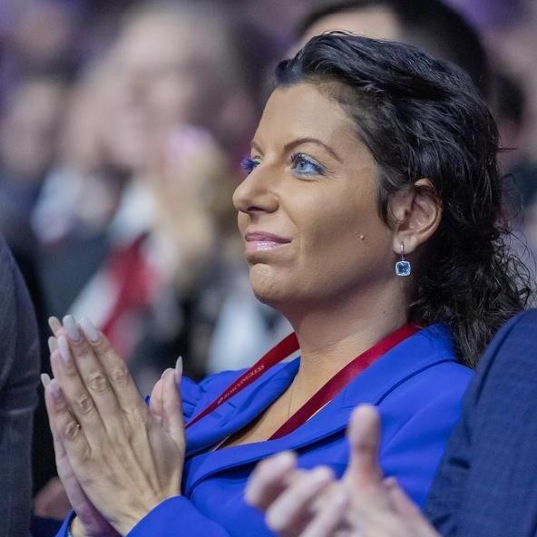 «Волос нет ни седых, ни каких-либо, зато парик»: Маргарита Симоньян, несмотря на рак, работает в Индии