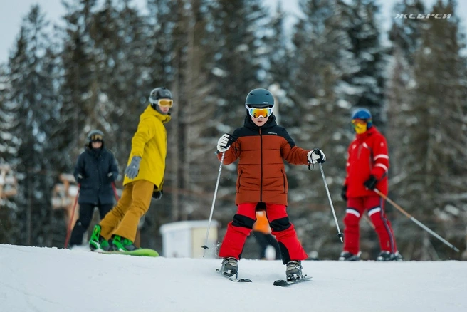 На маленькой горке можно освоить азы спуска | Источник: Горнолыжный комплекс «Жебреи» / vk.com