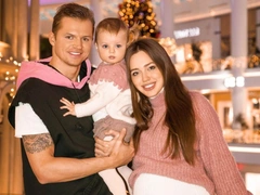 Дмитрий Тарасов забрал жену и дочку из роддома
