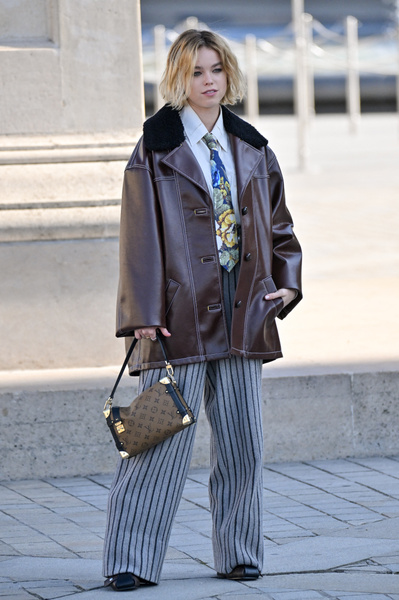 Галстук, рубашка и полосатые брюки: повторяем образ Милли Олкок из сериала «Дом Дракона» на Неделе моды в Париже