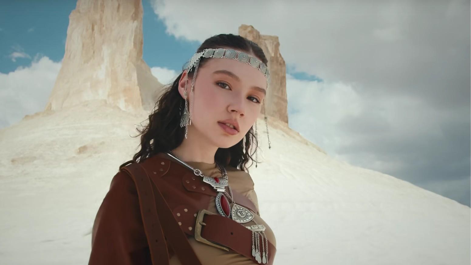 «Без накаченных губ и скул»: все восхищаются красотой башкирской певицы из Ay Yola и ее одеждой