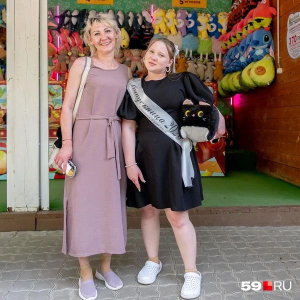 Эта мама продумала обувь в тон к платью | Источник: Василина Любимова / 59.RU