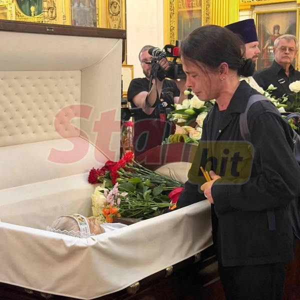 Помимо этого, на церемонии прощания присутствовали коллеги и поклонники творчества Чурсиной | Источник: StarHit.ru