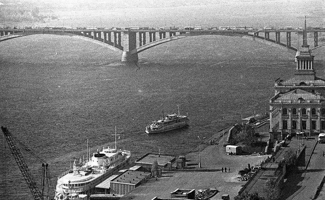 Вид на Коммунальный мост и Речной вокзал, конец 70-х | Источник: «Красноярск Исторический» / Telegram