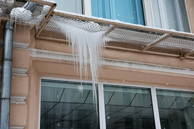 Как избежать опасности от сосулек в Мурманске