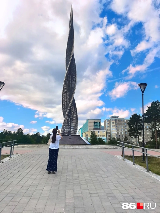 На Рябиновом бульваре расположена стела «Пламя» — одна из самых красивых достопримечательностей города | Источник: Анастасия Шевякова / 86.RU