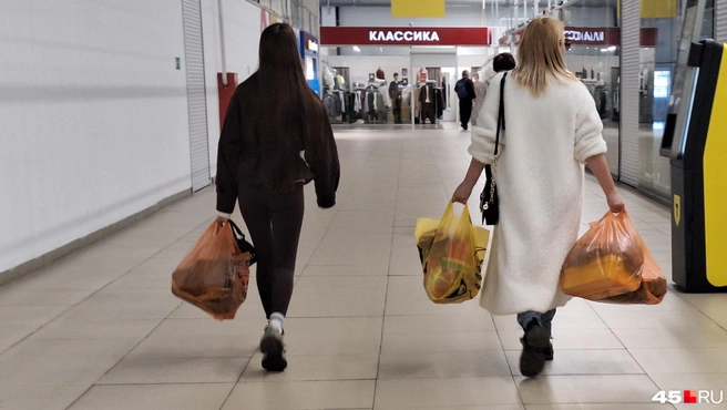 Жители ходят за покупками в ТЦ&nbsp;и выходят с полным пакетом продуктов | Источник: Александр Лисихин / 45.RU