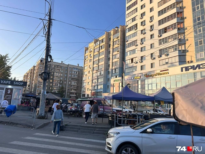 Торгуют тут чем попало&nbsp;— то сумками и трусами, то фруктами и мясом | Источник: читатель 74.RU