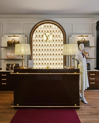 Стойка ресепшн. | Источник: Аннабель Элстон / Louis Vuitton
