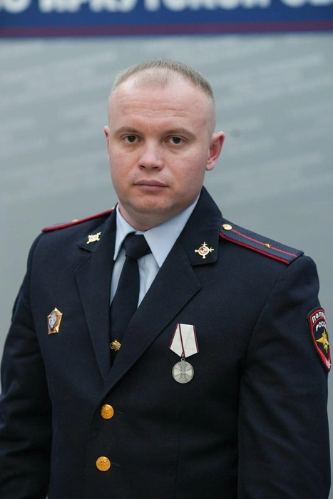Иван Шолохов вместе с напарником спас тонущего рыбака | Источник: «МВД 38» / Telegram