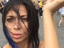 Настасья Самбурская заедает стресс в Италии