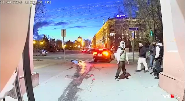 Странное поведение подростков у Аллеи Героев, 4 попало на видео | Источник: читатели V1.RU