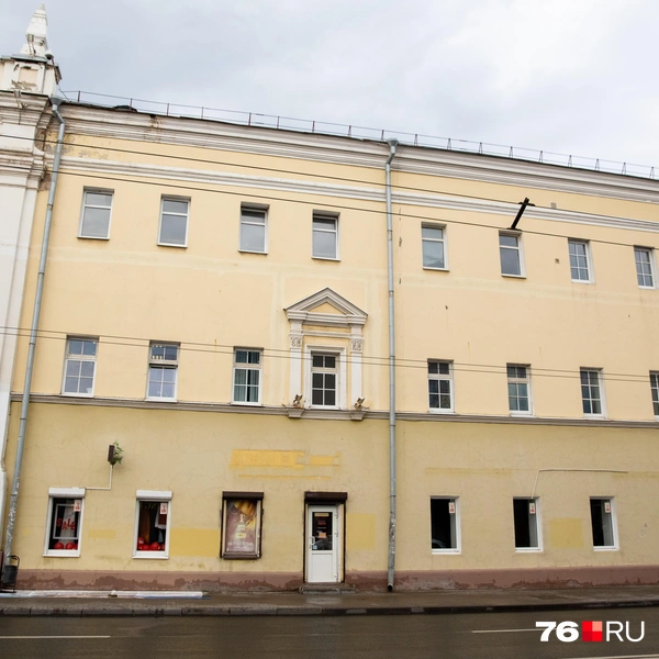 С фасада исторического здания пропали вывески | Источник: Кирилл Поверинов / 76.RU