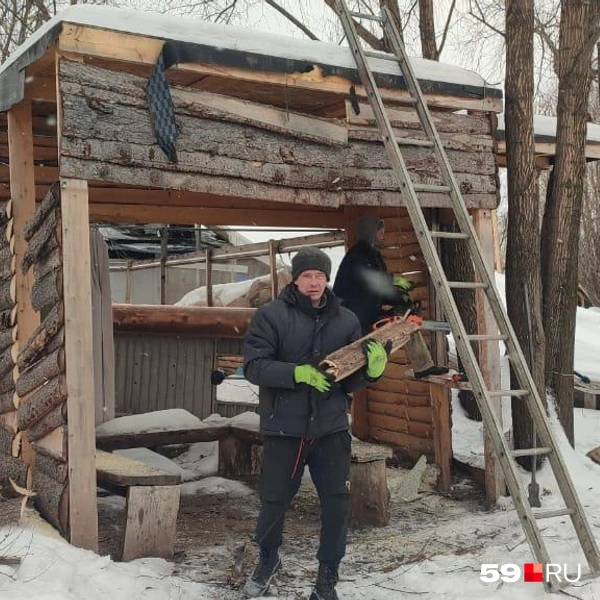 Это тоже волонтер, который пришел помочь убрать объекты | Источник: Андрей Дерюшев