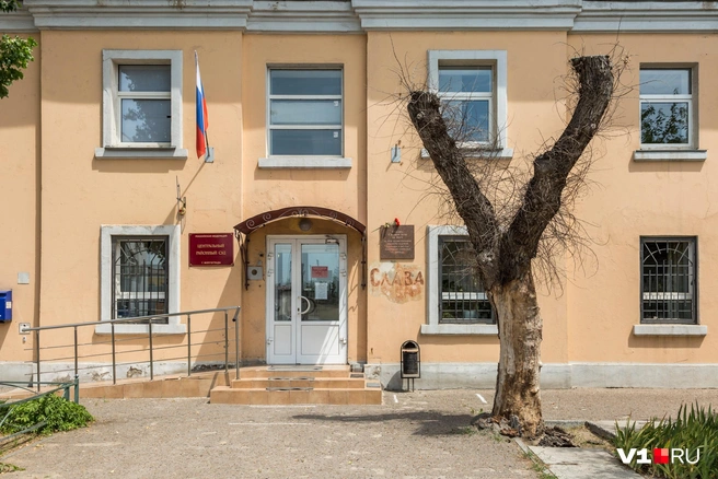Так выглядит фасад здания на улице 13-й Гвардейской, 12б | Источник: Константин Завриков / V1.RU