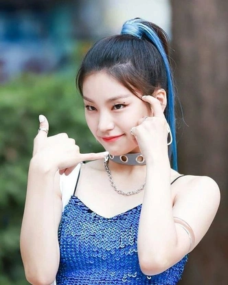 Как одеться в стиле k-pop: повторяем стильные летние луки Йеджи из ITZY 😎