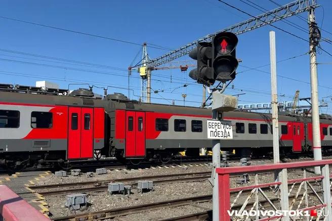 Дроны повредили мост в Ростовской области. Из-за атаки БПЛА задерживаются 25 поездов, в том числе с…