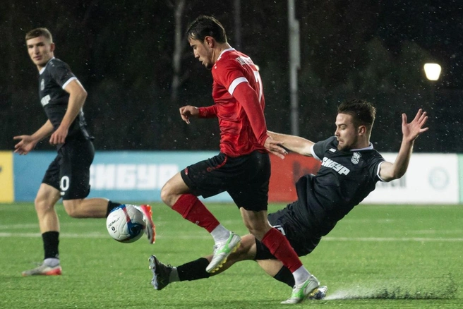 Футболисты играли на стадионе «Геолог» в Тюмени | Источник: ФК «Тюмень»