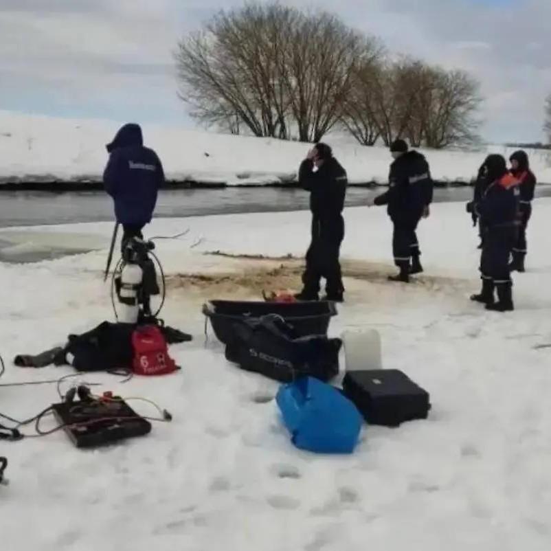Они пытались выбраться из воды, на берегу найдены их вещи — активно идут поиски трех школьников, пропавших в Звенигороде