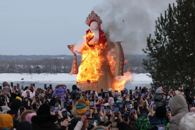 Волгоград: сожжение 10-метровой Масленицы на видео
