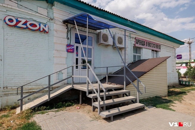 Еще одна примета современности — сплит-системы и пункт выдачи заказов | Источник: Алексей Волхонский / V1.RU