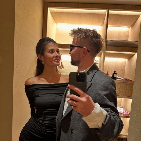 Пара неожиданно для всех расписалась в сентябре 2023 года | Источник: actorsashapetrov / Instagram (экстремистская организация, деятельность запрещена на территории РФ)