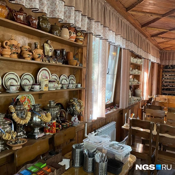 Приятная атмосфера и коллекция посуды | Источник: Сергей Уланов / NGS.RU