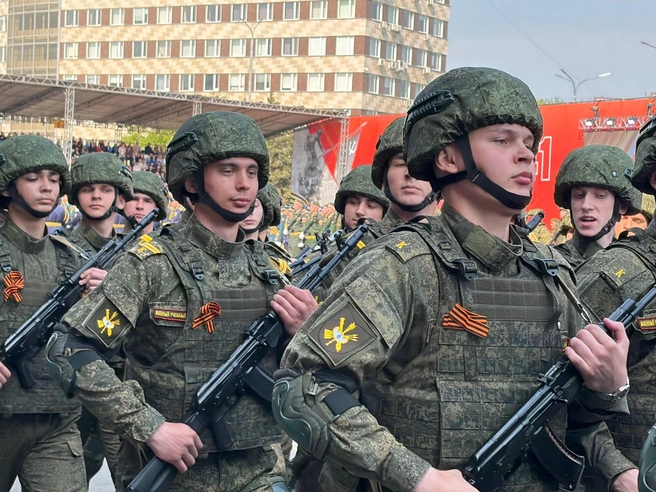 Многие шагали с оружием в руках | Источник: Николай Сальников / 56.RU