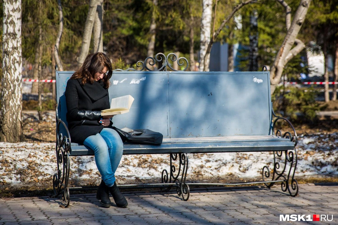 Если вы тоже не выпускаете книгу из рук и готовы читать в любую свободную минуту, то с легкостью справитесь с нашим тестом | Источник: Александр Ощепков / NGS.RU