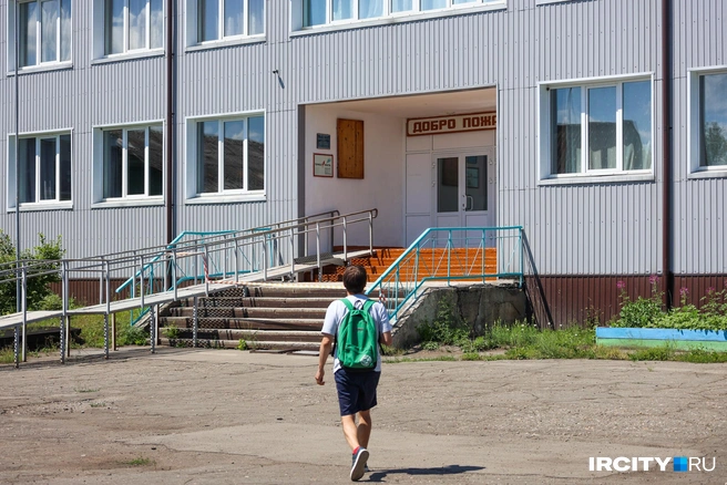 Первым делом мы пошли в школу, где работала учителем географии и пионервожатой мама Игоря Кокоурова | Источник: Ксения Филимонова / «ИрСити»