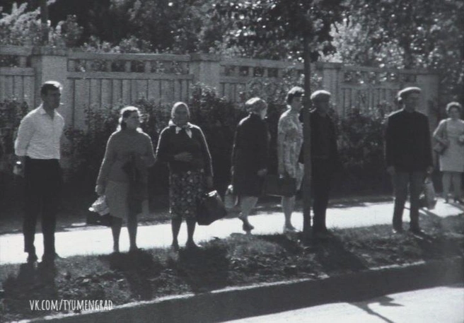 К середине 1970-х кладбище обнесли глухим деревянным забором, за которым густо росла роскошная сирень  | Источник: Тюмень до нашей эры / Vk.com