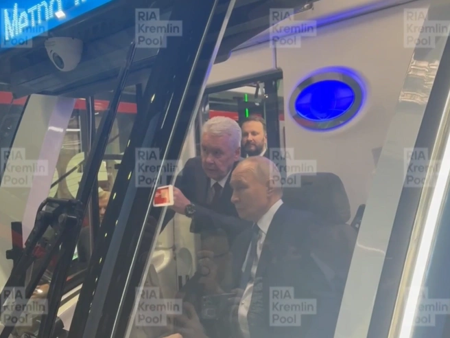 Путин и Собянин в кабине беспилотного трамвая «Львенок» | Источник: RIA_Kremlinpool / T.me